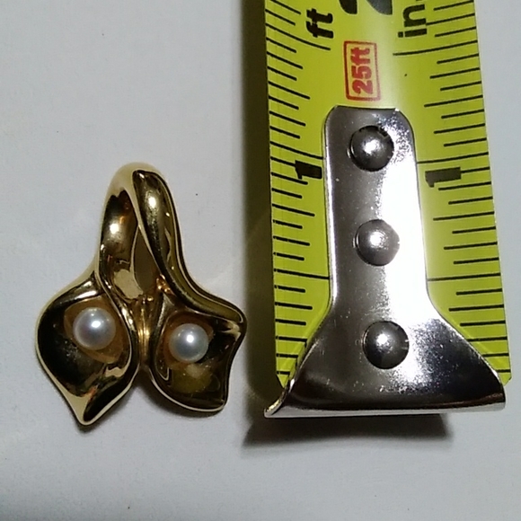 10 KT Pearl Calla Lilly Pendant - Picture 7 of 7